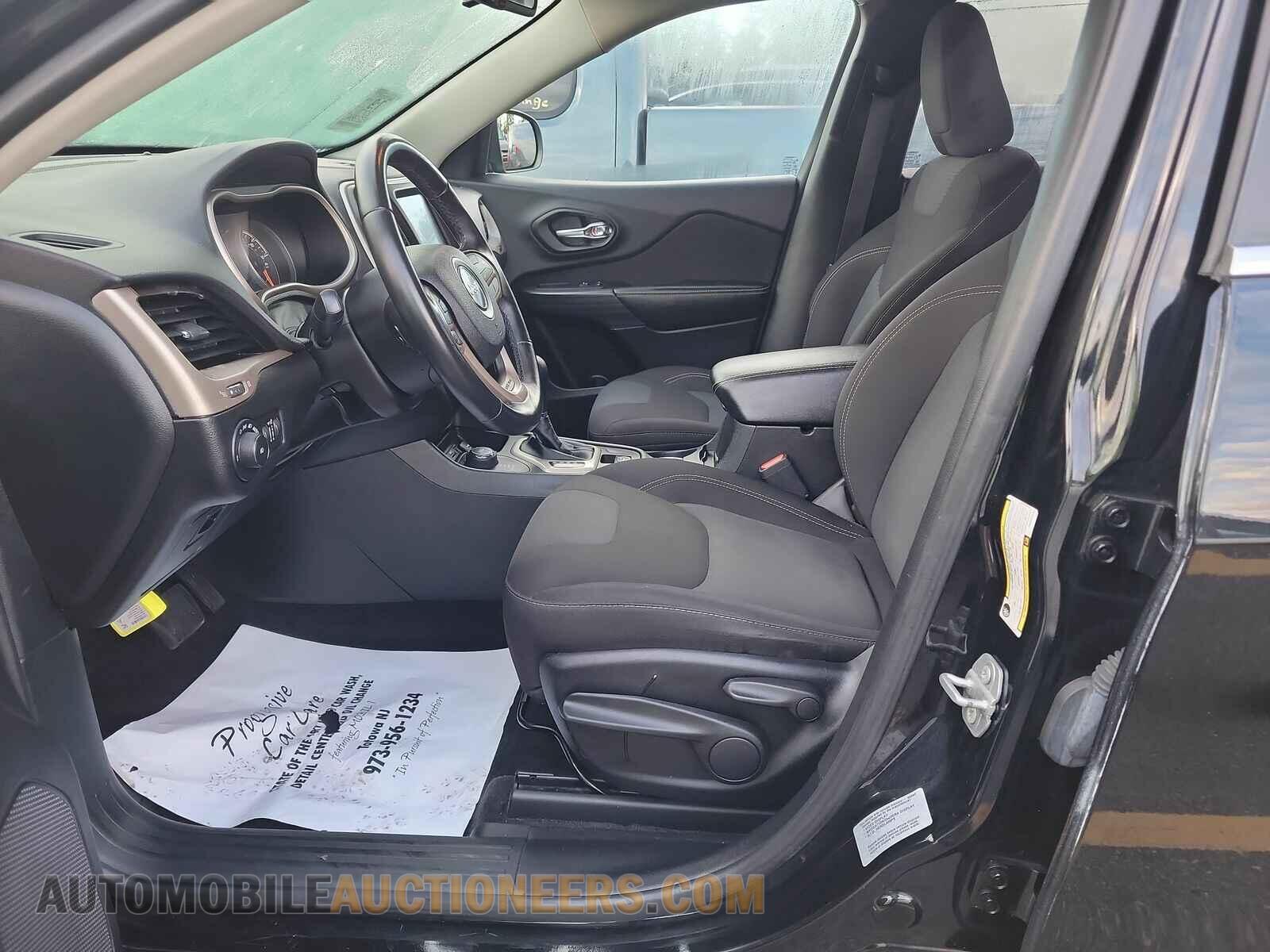 1C4PJMCS2HW564662 Jeep Cherokee 2017