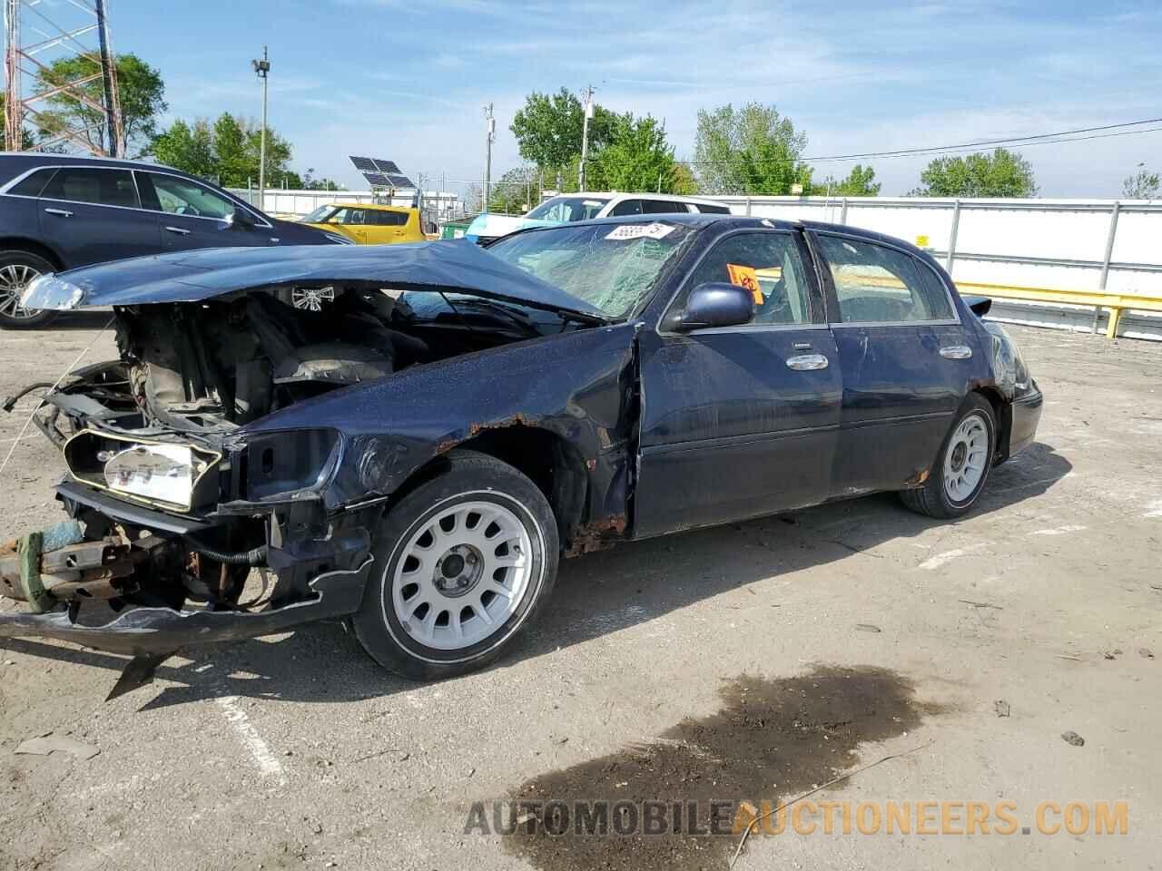 1LNHM82W81Y634842 LINCOLN TOWNCAR 2001