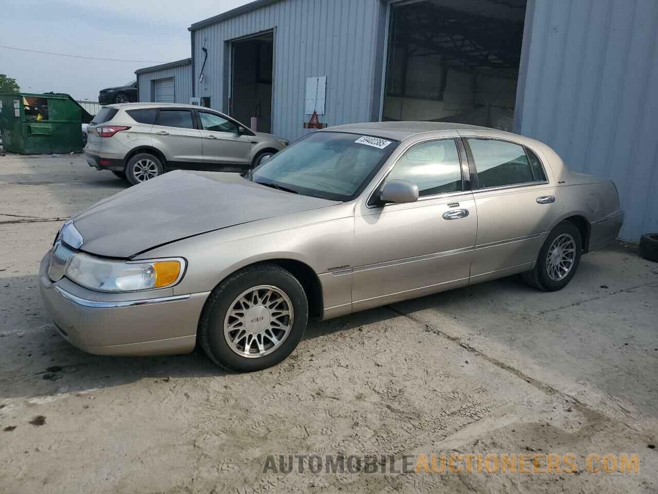 1LNHM82WXYY902011 LINCOLN TOWNCAR 2000