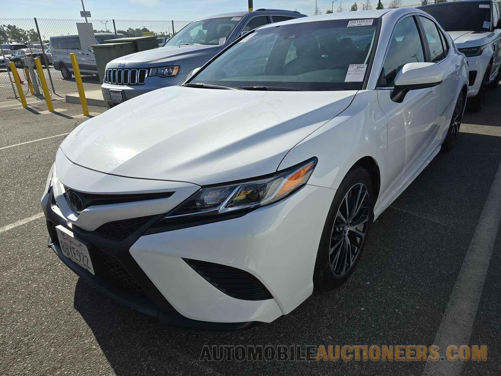 4T1B11HK2JU585705 Toyota Camry 2018