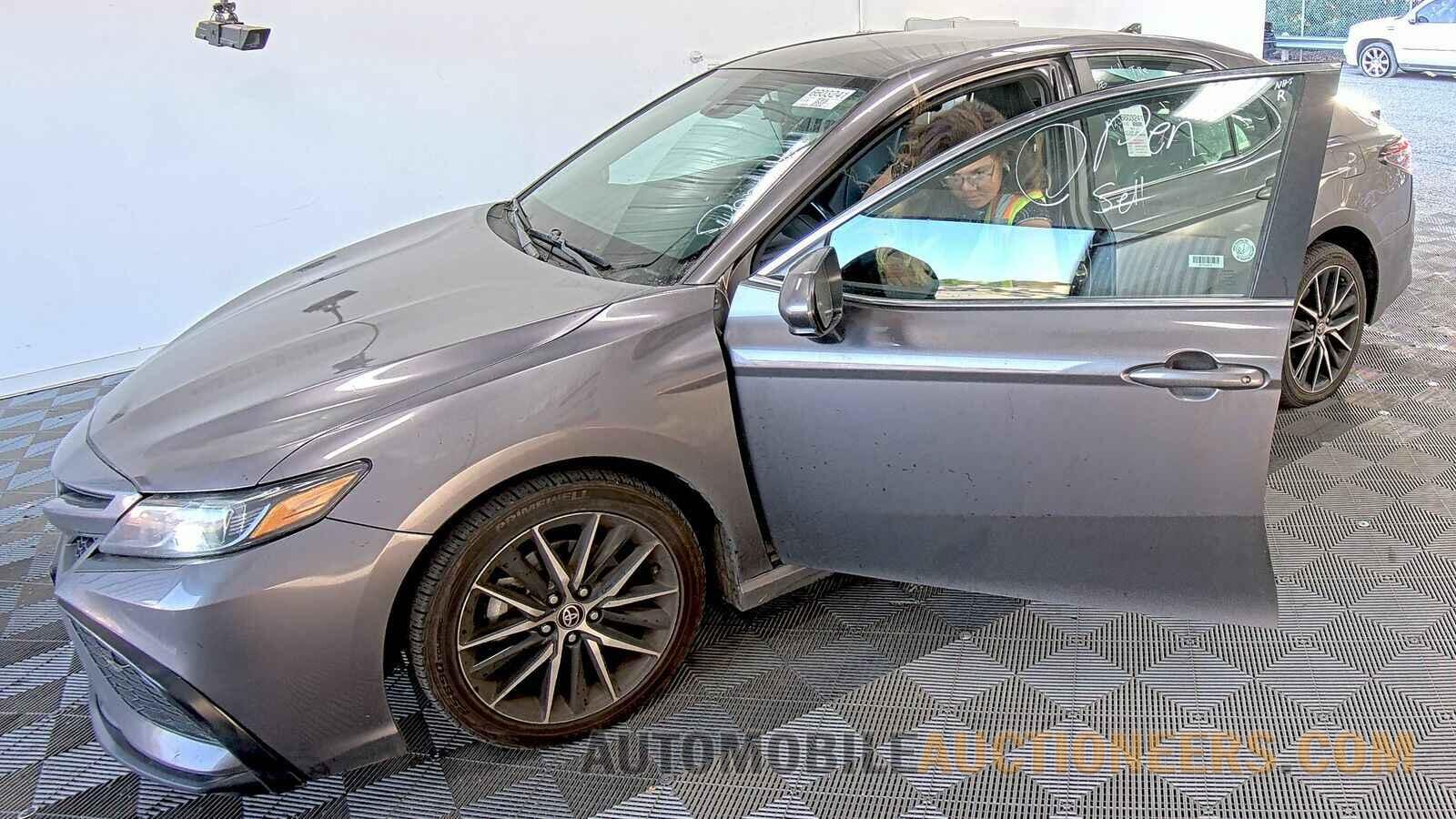 4T1G11AKXMU585522 Toyota Camry 2021