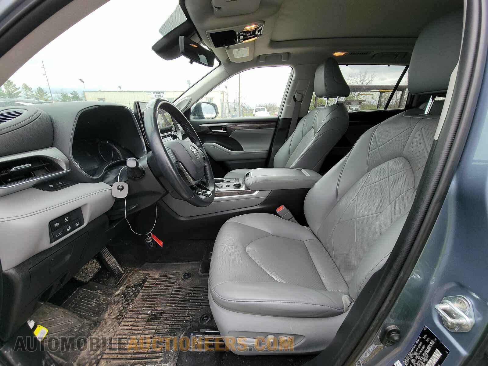 5TDFZRBH2LS016824 Toyota Highlander 2020