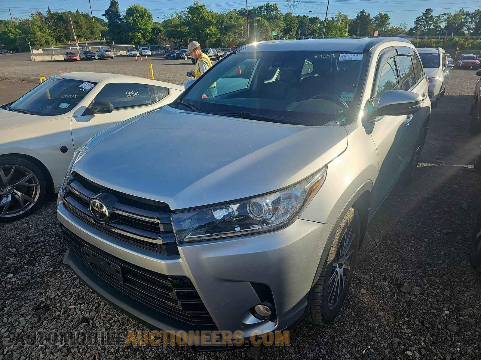5TDJZRFH6JS552998 Toyota Highlander 2018