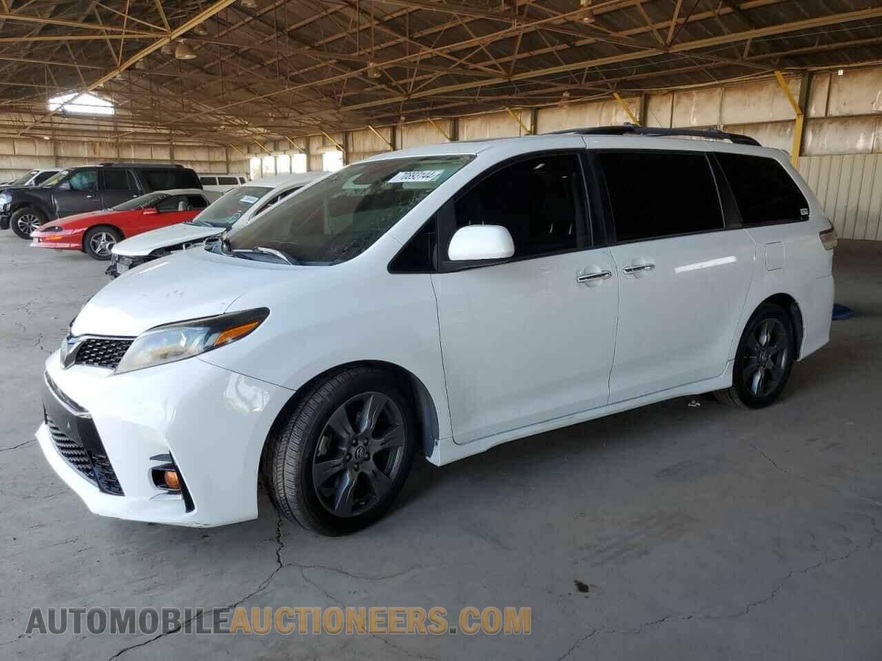 5TDXZ3DC2JS924450 TOYOTA SIENNA 2018