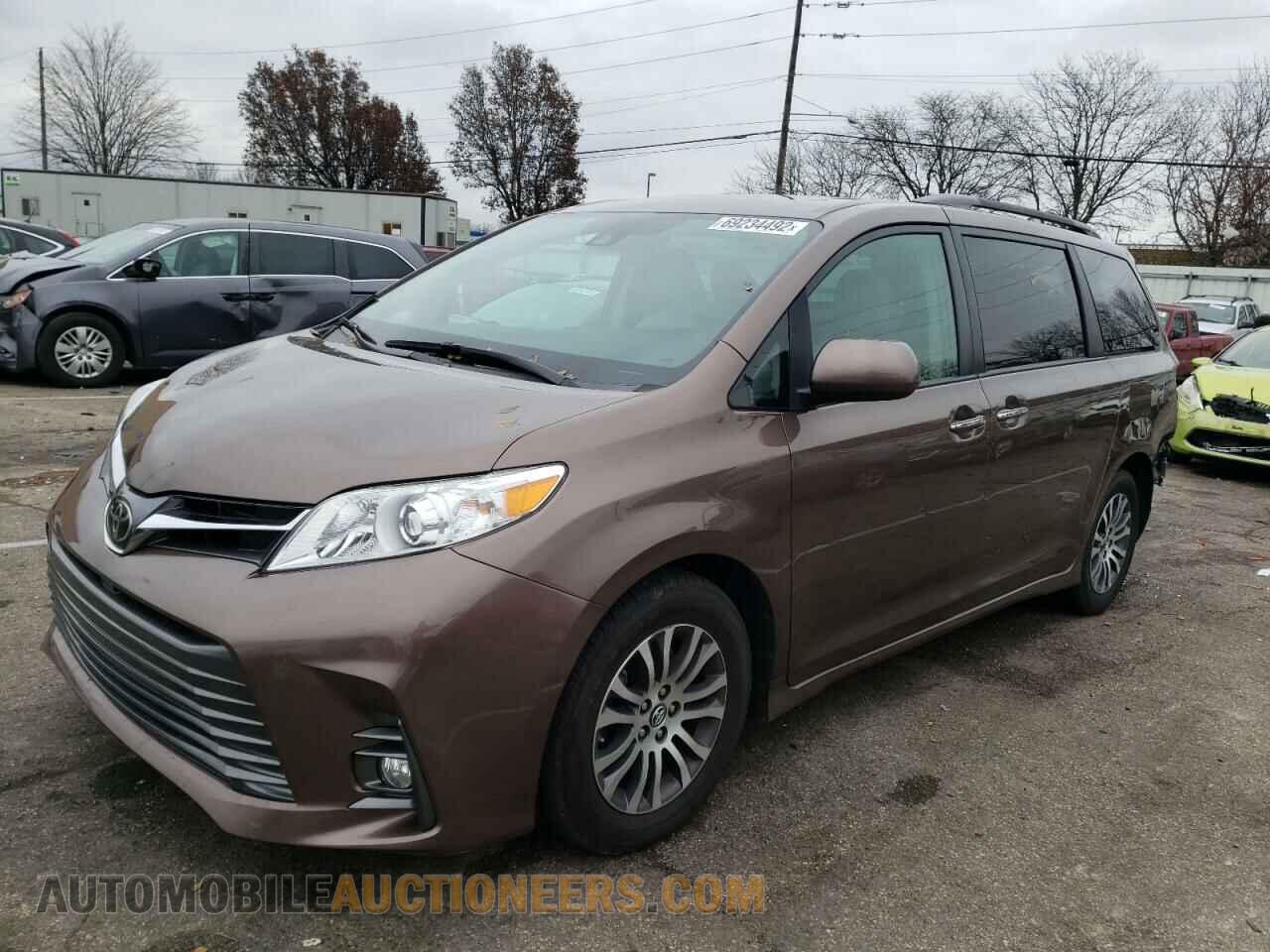 5TDYZ3DC9JS929018 TOYOTA SIENNA 2018