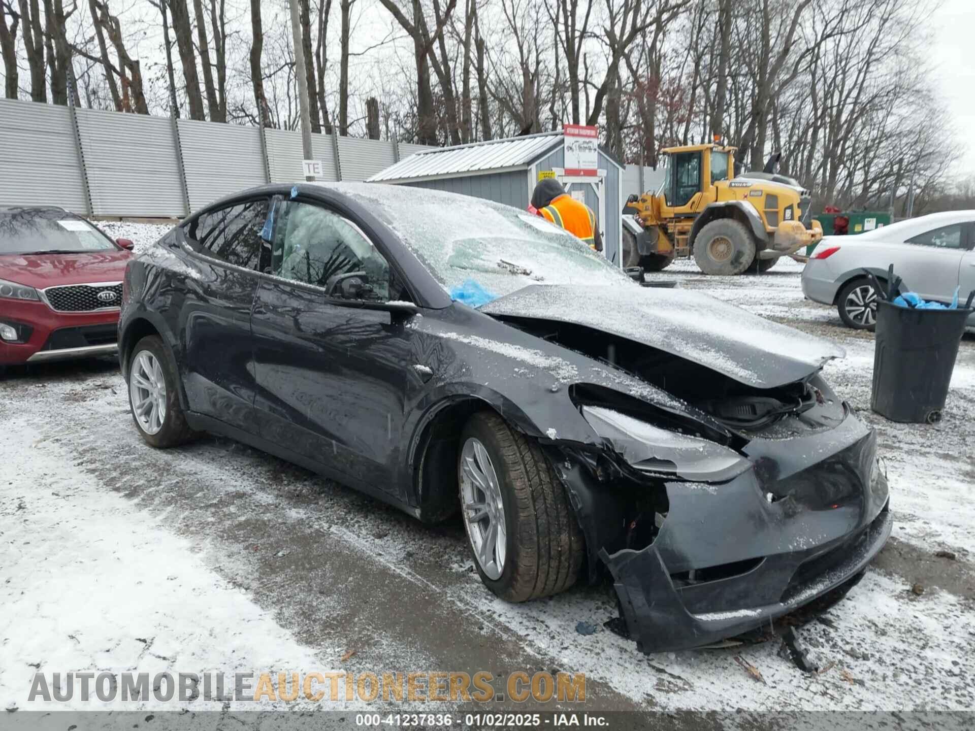 7SAYGDEE8RF084001 TESLA MODEL Y 2024