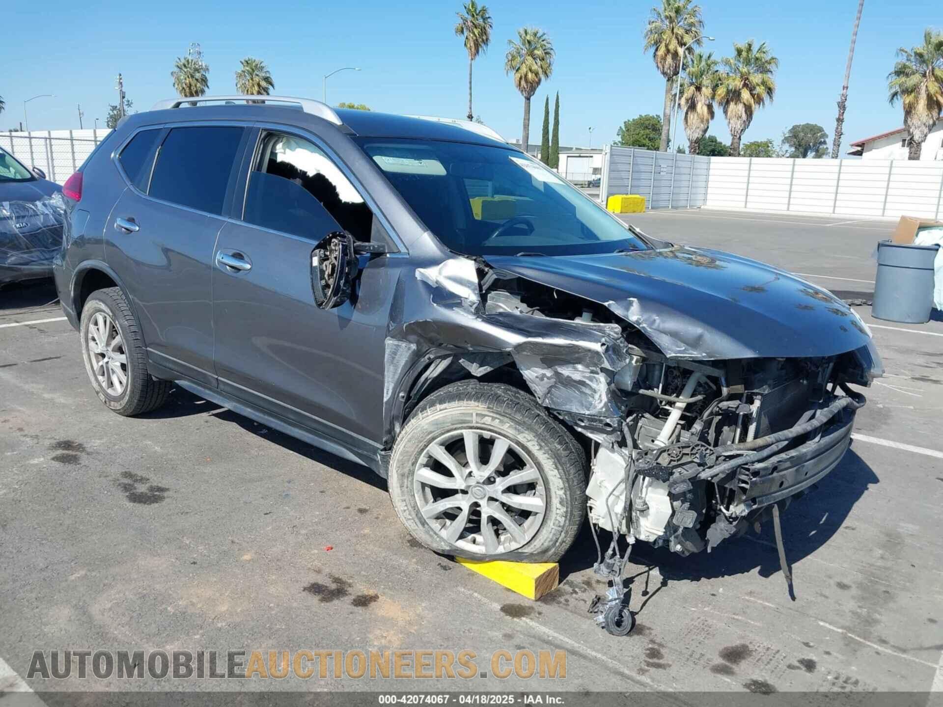 KNMAT2MT7HP522011 NISSAN ROGUE 2017