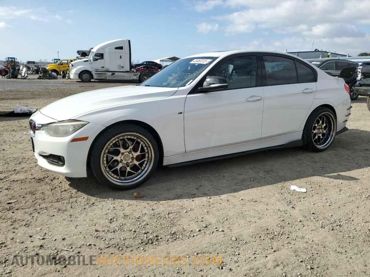 WBA3C1C59CF432425 BMW 3 SERIES 2012