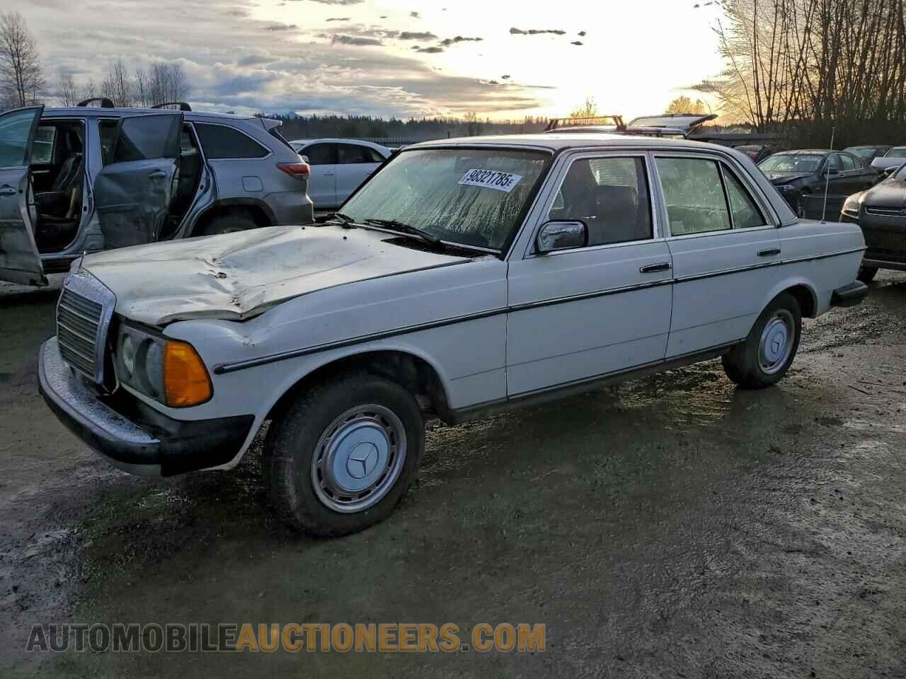WDBAB23A2DB404831 MERCEDES-BENZ 240-CLASS 1983