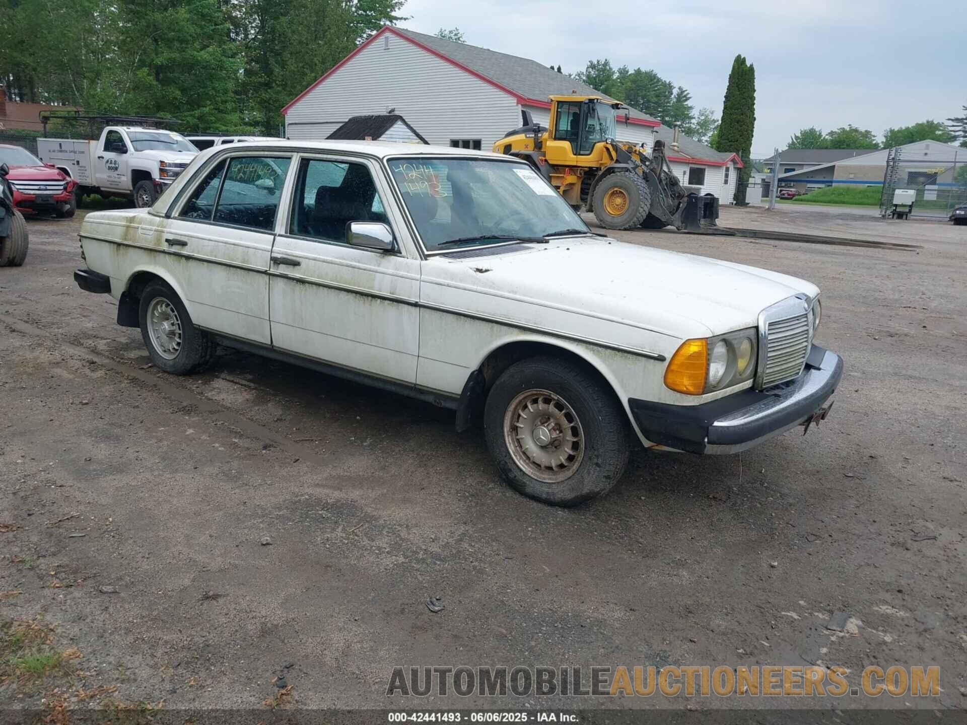 WDBAB33A7CB013663 MERCEDES-BENZ 300 1982